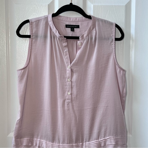 ⭐️ Banana Republic Soft Pink Satin Tiered Ruffle Hem Sleeveless Blouse MEDIUM - Picture 5 of 9